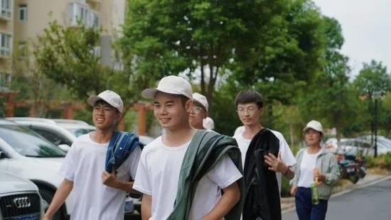 李先俊和同学们在一起。湖北中医药高等专科学校供图
