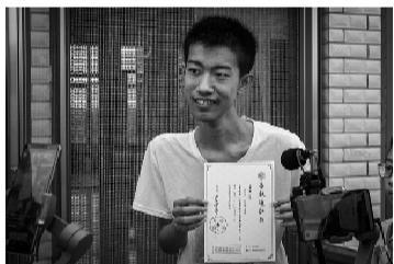 昨日下午,王唯佳收到快递公司送来的南开大学录取通知书。