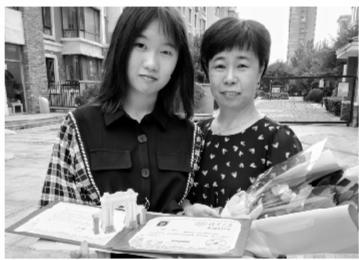 省实验中学的李陶收到录取通知书后与妈妈合影。