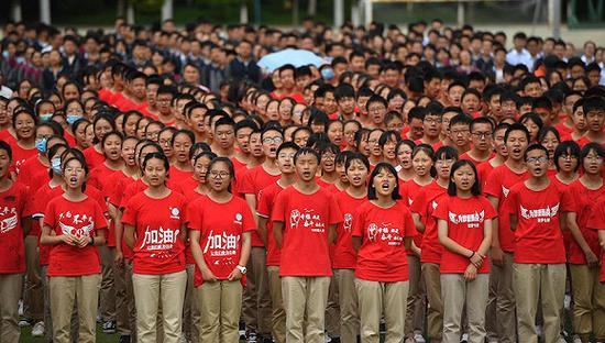 2020年6月29日,昆明一中学,初三年级学生高喊口号为高三学长学姐加油。来源:视觉中国