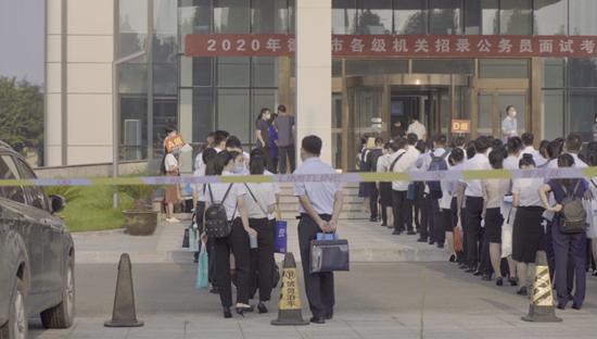 考生们正在排队等待面试入场。邵真/摄