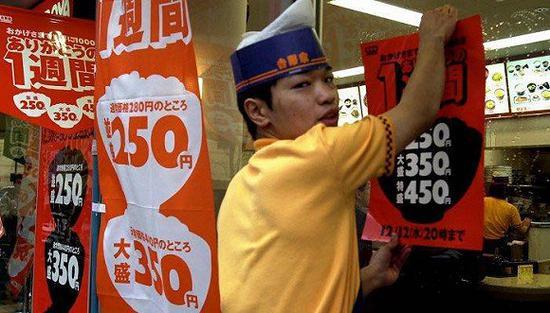 很多外国留学生在日本同时做多份兼职,比如在便利店和快餐店,以维持生计