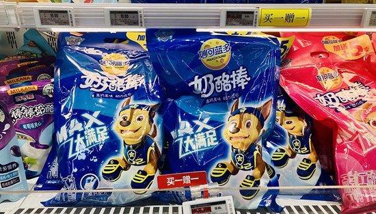 超市货架上正在进行买一赠一的奶酪产品。(图片拍摄:赵晓娟)