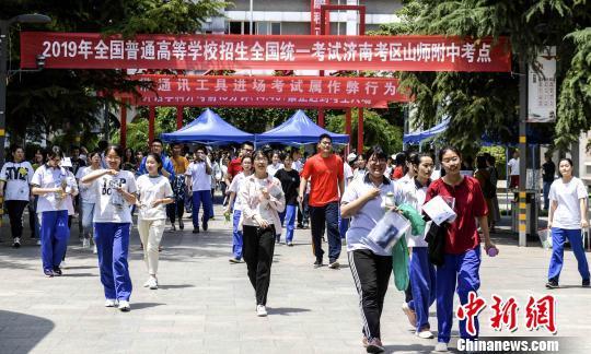 资料图:今年6月7日,山东夏季高考拉开帷幕。 张勇 摄