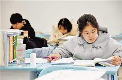 12月17日,在河北省邯郸市的河北工程大学,考研学生在自习室复习。 本文图片 光明日报