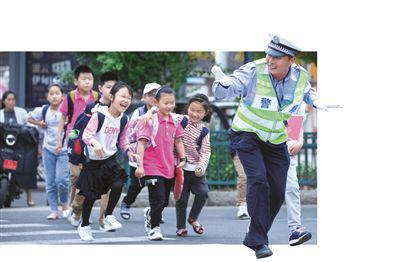 侍东亮奔跑着护送学生过马路 当地警方提供