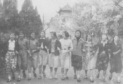 ▲年轻人在武大樱花大道上合影(资料照片,摄于1962年3月19日)。