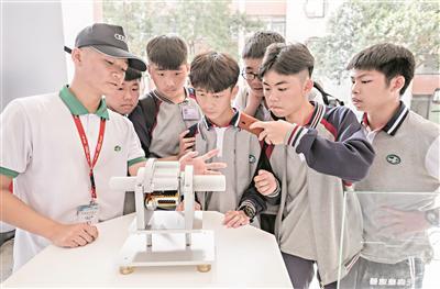 汽车专业的职教学生正在上课。
