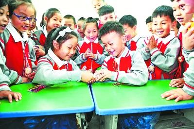 孩子们开心地玩斗蛋