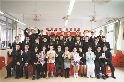 广州大学附属中学高三(2)班集体照。(图由受访者提供)