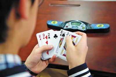 张韧孜进行“快速扑克”测试。上游新闻记者 高科 摄