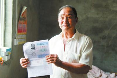 柳玉春已经领到了准考证 本文图片均来自大河网-河南商报