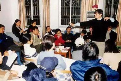 图为阿里巴巴创业初期,马云带领团队开会。