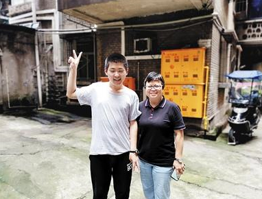 姜明宇和民警袁礼碧(右)。