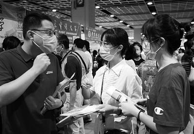 在2020江苏省高考名校见面会暨志愿填报大会上,工作人员为考生现场指导,助力考生合理规划志愿填报及专业选择 孙忠南 摄