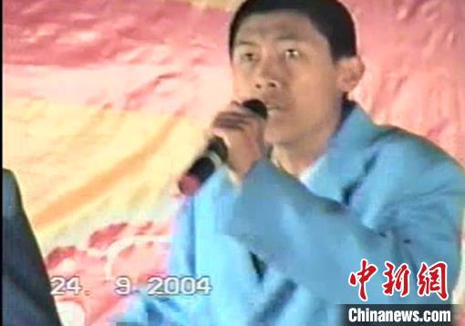 图为18年前,时为高二学生的牛杰在呼和浩特市一中100年校庆晚会上表演。 视频截图