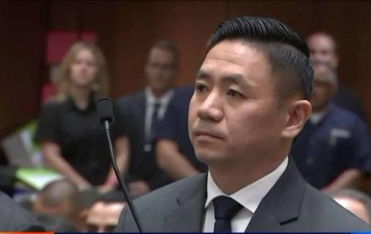 被控在执勤中开枪过失杀人的华裔警官卢克·刘首次出庭不认罪。(新闻视频截图)