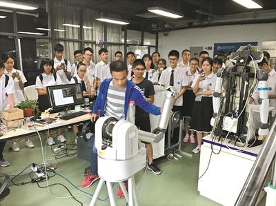 中国科学院工程师为创新班学生展示机器人。