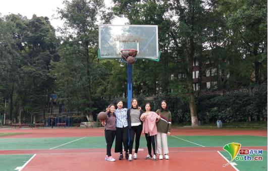 图为4栋116宿舍的五名女生,从左到右依次为米蛟、罗洪莉、刘珂岑、李雅婧、彭可欣。受访者 供图