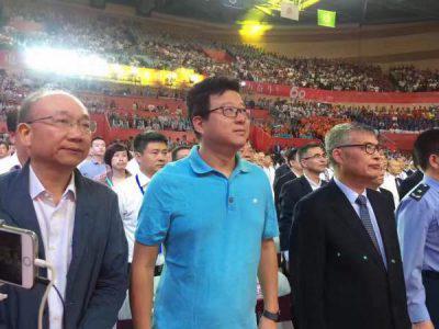 图片为2016年9月29日,1989级校友、网易创始人丁磊参加了电子科技大学建校60周年总结暨“双一流”建设动员大会。