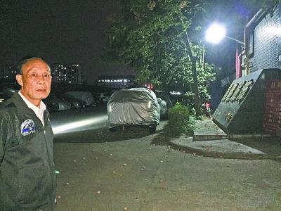 67岁的唐老师,凭借一己之力,希望能改变“有路无灯”的状况