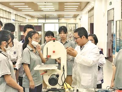 学生开展STEM项目创作。