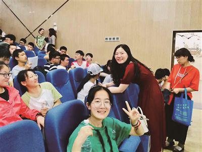 中考结束后,老师和孩子们在一起。伯乐中学供图