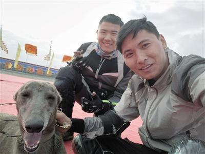 周浩(中)与爱犬“小二”和驴友合影