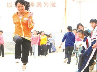 贵州省黔西县民办校——水西中学学生在进行体育项目测试。 本报记者 张学军 摄(资料图片)