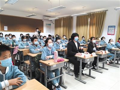 北京市第八中学观摩师生及列席学生在线观摩北京市政协十三届四次会议开幕会。 本版图片/受访者供图