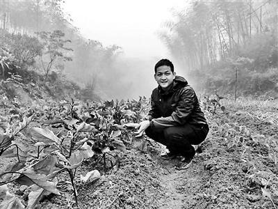 柯嘉华在自家的菜园中