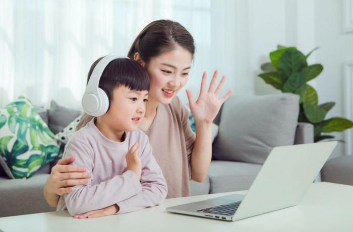 少儿线上学习一般用电脑,图片来自图虫网
