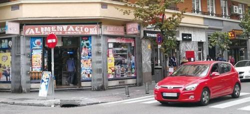 图为马德里市中心的一家华人食品店。(《欧洲时报》/沐泓 摄)