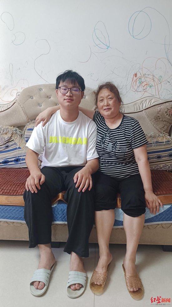 哥嫂供读完成高中学业 高考661分考上复旦大学