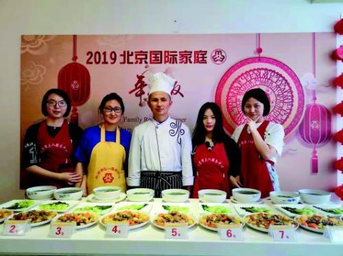 6月25日,中华女子学院家政学专业大二学生在北京市三八服务中心接受家政服务培训。 受访者供图