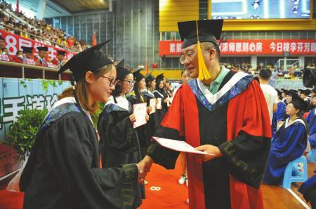 今年6月的毕业典礼上,校领导为学生颁发毕业证书。川北医学院供图