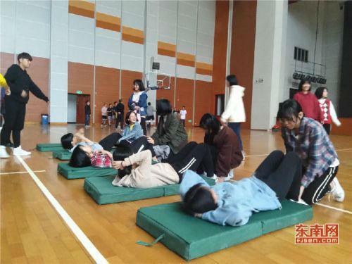 福州八中学生进行仰卧起坐练习(东南网记者张立庆摄)