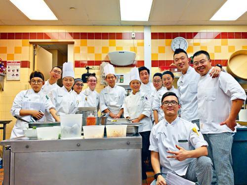 美国烹饪学院烹饪艺术教授成蜀良和学生们。(图片来源:美国《星岛日报》侯颖捷提供)