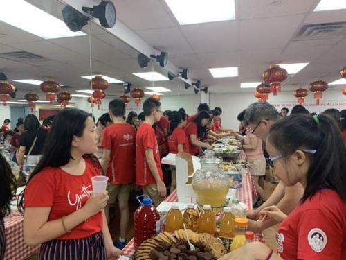 纽约居民联盟13日举办“社区嘉年华”,邀请“暑期学习夏令营”老师、学生以及助教参与。(美国《世界日报》/牟兰 摄)