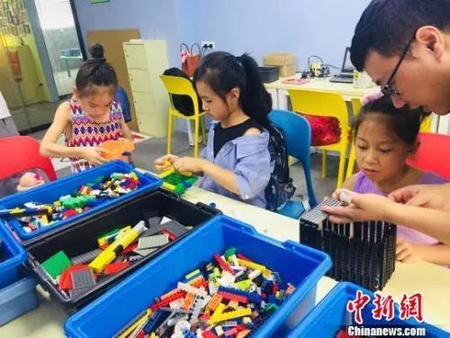资料图:广西柳州一家培训机构,学生在搭建积木 周潇男 摄