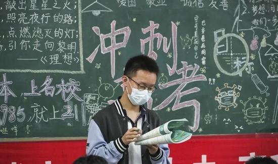 2022年4月25日,江苏淮安,高三学生在教室复习功课。