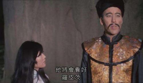 视频截图:右为影视剧中的傅满洲