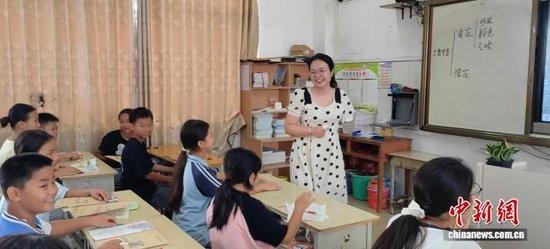图为叶志丽在上课。谢爱华 摄