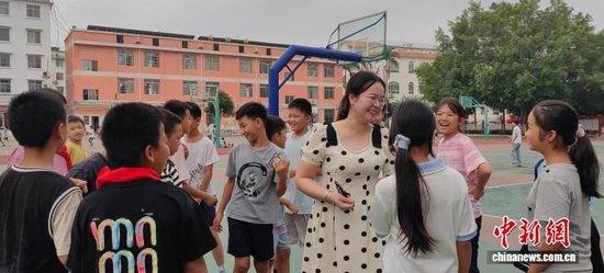 图为叶志丽与学生们在一起。谢爱华 摄