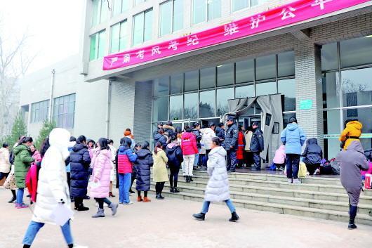 22日,在山东师范大学千佛山校区考点,考研学子正进入考场。齐鲁晚报·齐鲁壹点记者 巩悦悦 摄