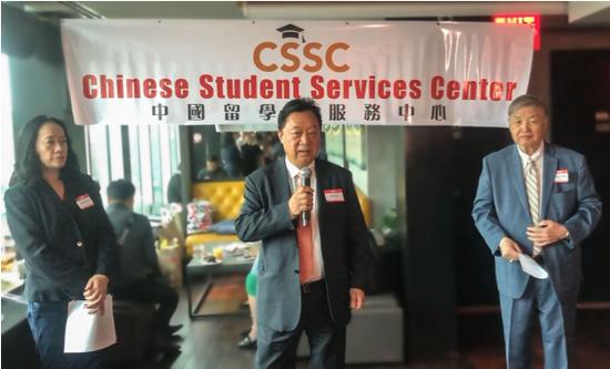 纽约中国留学生服务中心会长林建中日前在美东华社华埠举办的中国留学生中秋联谊会上发言。