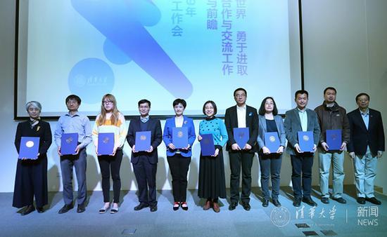 邱勇为“先进集体”获奖单位代表颁奖 曹文鹏 摄