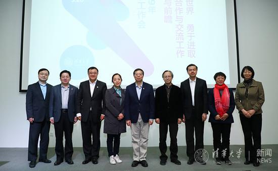 校领导与海外人才培养基地负责人合影 曹文鹏 摄