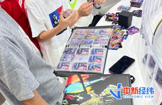 小朋友们抱着各自的收藏册正在换卡 记者牛朝阁摄