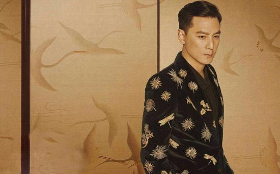 吴彦祖,华语影视男演员、导演、制片人,毕业于美国俄勒冈大学建筑学系。